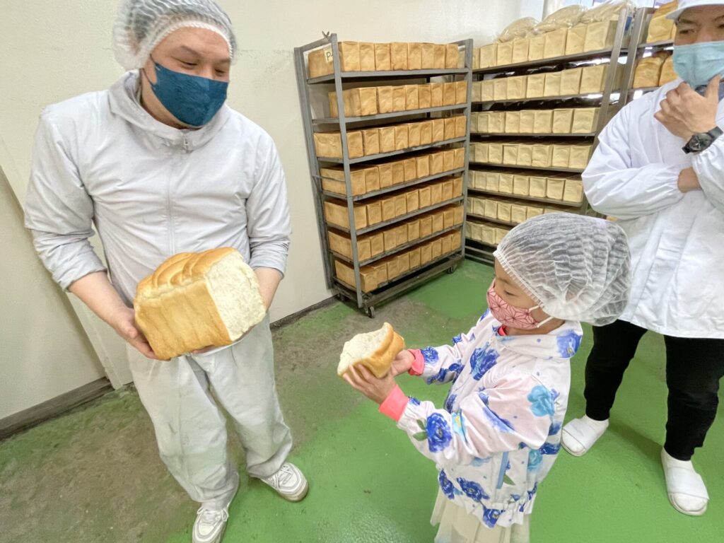 パン粉を進化させ続ける、中屋パン粉工場中林正一社長（右）、良太工場長（左）